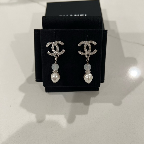 🔥CHANEL 🔥NEW COLLECTION White Drop Earrings with Iconic Logo and Pearl Elements - Picture 5 of 13